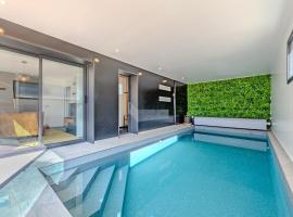 la villa iodée, le confort d une maison neuve équipée d une piscine intérieure chauffée toute l année, très proche des plus belles plages, Hotel in Fouesnant