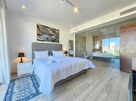 Stylish luxe house with gardens in la Marsa, hotel a La Marsa