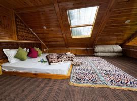 The Mountain Pine Majesty Tree House and cottage in jibhi By Travaasya, hotel a Jibhi