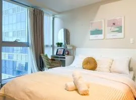 Luxurious Modern BGC Condo at Uptown #upt131h