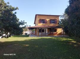 Casarão entre Cabo Frio e Búzios WIFI 146mbps - 4 quartos, 1,5km da praia Dunas do Peró, country house in Cabo Frio