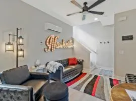 10 Min Drive Downtown, Roof Deck, Pet Friendly