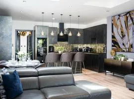 Modern 4BR,Sleeps 10,Garden,Free Parking