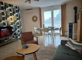 Maison Seventies climatisée, parking privé