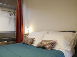 Midnight blues for 3 people near the airport, hotel v destinaci Azzano San Paolo
