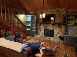 Luxury Cabin HotTub, Hiking, Fire Pit, Game Room
