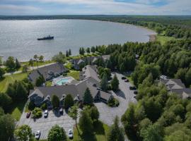 Baileys Harbor Yacht Club Resort, hotel with hot tubs in Baileys Harbor