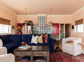 Cozy Holiday Retreat The Schoolhouse 5 Bed, hotel v destinaci Guthrie