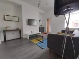 Dwell Living Sleeps 4 With Free Parking