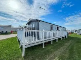 Gorgeous Caravan With Decking & Wifi In Suffolk Ref 20141Bs