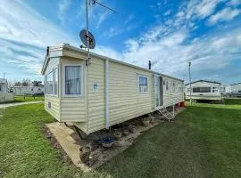 Lovely Caravan With Free Wifi Nearby Great Yarmouth Seaside Town Ref 20085Bs