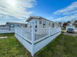 Superb 6 Berth Caravan At Broadland Sands Holiday Park In Suffolk Ref 20025Cf, hotel i Hopton on Sea