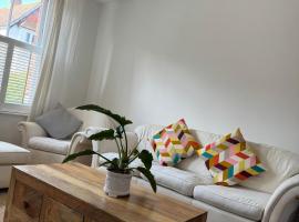Marchwood House 4 bedroom sleeps 8 in the Village 10 mins walk to the beach, hotel in Bembridge
