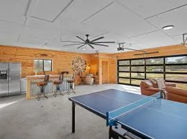 6 BR Hot Tub King Beds Game Room Tiled Showers