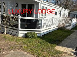Luxury lodge T11, cabin in Hastings