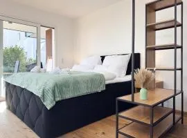 NEU! BeSSa Homes Deluxe Apartment 6 Personen Klima Garten King Size Betten