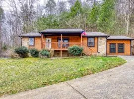 Dolly's Cozy Cabin, Hot Tub, FREE Attraction tickets , Game Room, Theater Room, Firepit!!