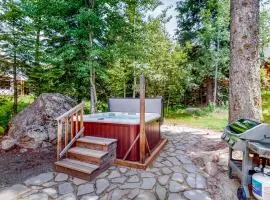 Huckleberry's Hideaway - Hot tub - WiFi - Fireplace - Parking - Clubhouse