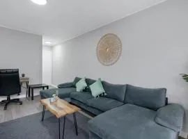 Vibrant Austin Getaway Balcony, King Bed & Minutes to Downtown!