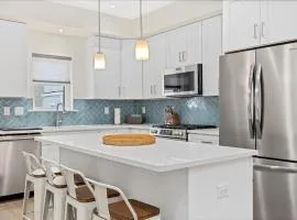 Spacious Newly Built Townhouse 2 blocks to Beach