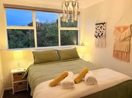 Spacious & Secluded Bush-View Suite in Kohimarama