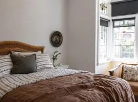 Poets Corner vintage retreat walk to View St