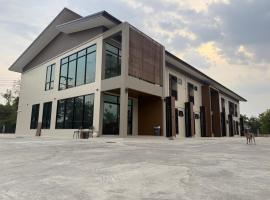 Cha V Place Buriram - ชาวีเพลส บุรีรัมย์, икономичен хотел в Ban Yang