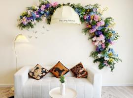 The Floral Retreat N3w Cozy High floor Beacon Executive Suite, hotel s jacuzzi v destinaci George Town
