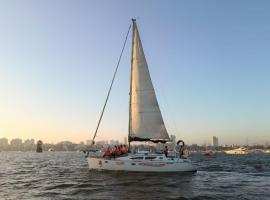 Sailing on Luxury Yacht, hotel di Mumbai