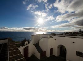 Casa da Rocha Quebrada, family hotel in Lagoa