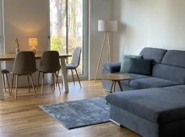 Modernes voll möbliertes Apartment am See mit Garten, nahe BER