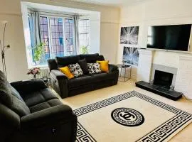 Luxurious 2BR stay in London-GerrardsCross-Wembley-private carpark-short walk to train station