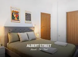 Bright and Modern 2-bed Home in Newark on-Trent by Renzo, Free Parking, Sleeps 5!