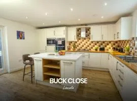 Incredible and Charming 4-bed Home in Lincoln by Renzo, Free Parking, Close to Lincoln Hospital!