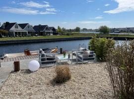Schönes Ferienhaus am Wasser in Lemmer, hotel v destinaci Lemmer