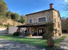 Magnífica Villa Familiar Con Piscina a 8Km Playa, hotel in Tordera