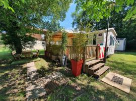 Mobil-home 3 chambres climatisé sur le domaine 4 étoiles Rivages des Landes, отель в городе Aureilhan