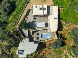 Achlades The Mountain Paradise Villas - Suite with pool and balcony with amazing view!, hotel v destinaci Aletrouvárion