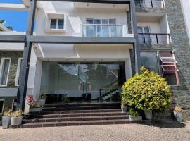 Luxury Urban Living 3BR 360Rooftop Pool & Gym、ネゴンボのホットタブ付きホテル