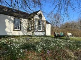Gorgeous boutique off-grid cottage near Peebles