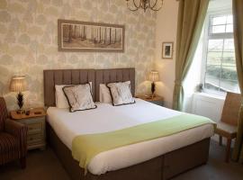 Ensuite Bed And Breakfast Rooms At The Ring Pub, hotel com estacionamento em Gwredog