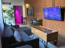 Gzira Prime Spot, Stylish Industrial Apt, Sleeps 11