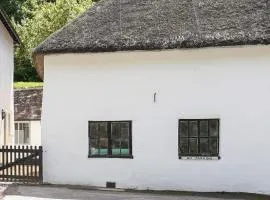 Listed One bedroom thatched cottage with garden