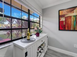 Spacious 4BR Miami Townhome with Communal Pool, Hotel in Ives Estates