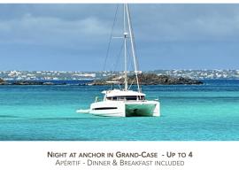 CATAMARAN ZEPHYR NUIT AU MOUILLAGE Diner, nuit et petit-déjeuner inclus, πλωτό κατάλυμα σε Grand Case