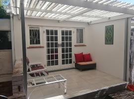 Tyler's at Nirvana, hotelli, jossa on pys&auml;k&ouml;intimahdollisuus kohteessa Constantia