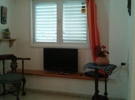 one room studio apartment and garden, hotel v destinaci Mazkeret Batya