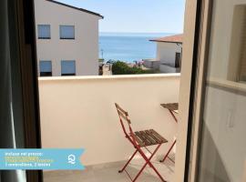 RS304 - Marcelli, nuovo bilo fronte mare con spiaggia inclusa, hotel em Marcelli
