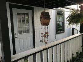 Cozy Cabin, Hotel in Brazoria