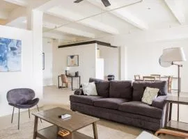 Westown 1BR Apt Near Fiserv, Baird, and Theater District